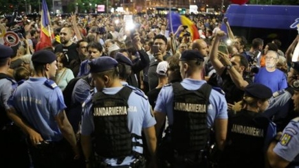 В Бухаресте массово протестуют против отставки главы НДБК Лауры Ковеши