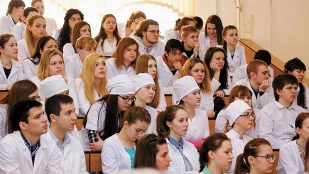Молодым врачам и фармацевтам увеличат пособия