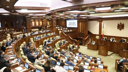 Пока коммунисты бойкотируют - и парламент работает, и жизнь продолжается!