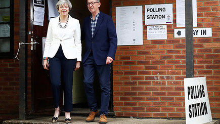 Партия Терезы Мэй потеряла большинство в парламенте