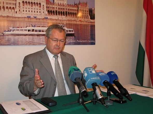 Посол Венгрии Дьёрдь Варга, прощаясь с Молдовой,    пожелал     ей    мира    и    процветания