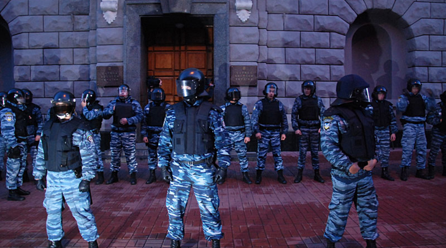 «Беркут» пытался демонтировать палатки оппозиционеров под ЦИК