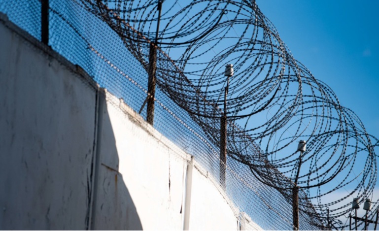 «Нацелена на полное уничтожение человека». Чем известна колония, куда этапируют Навального