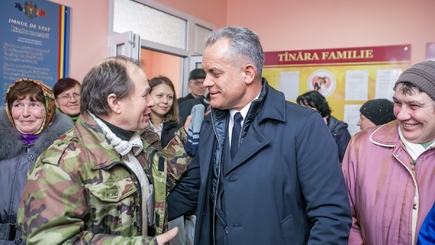 ОПРОС: Каждый третий молдаванин высоко ценит работу Влада Плахотнюка