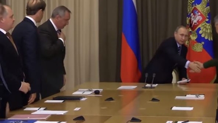 Путин Рогозину – галстук подтяни