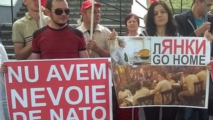 Социалисты протестовали против НАТО