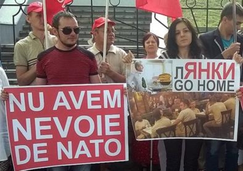 Социалисты протестовали против НАТО
