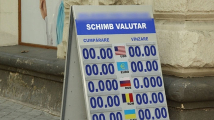 В обменках доллар стоит дороже евро на целый лей.