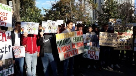 Сторонников Майи Санду и Андрея Нэстасе освистали у парламента