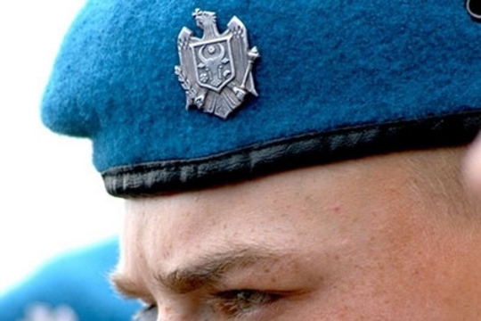 Двое военнослужащих-срочников приговорены к тюремному заключению