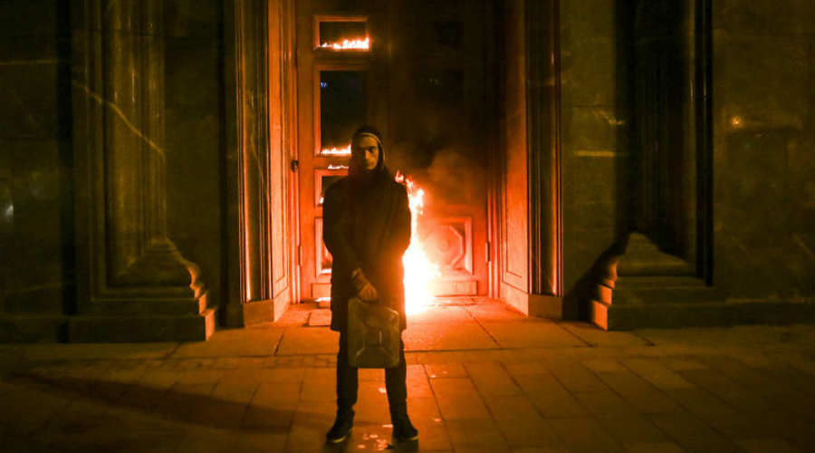 Художник поджег дверь ФСБ