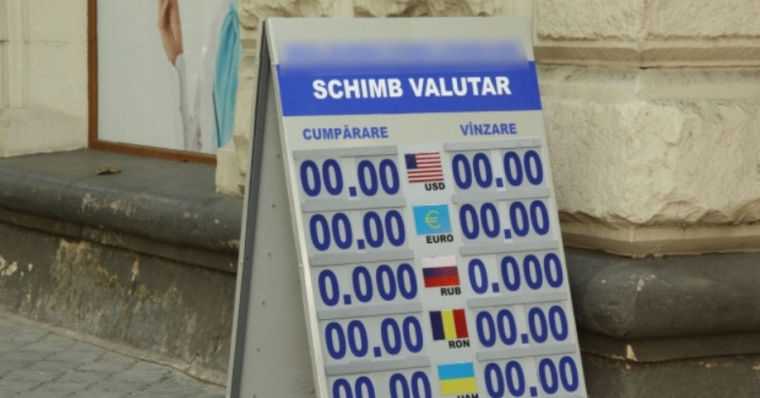 В обменках доллар стоит дороже евро на целый лей.