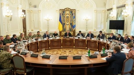 Украина вводит   военное  положения