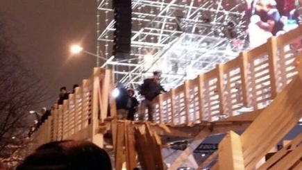 (ВИДЕО) В Москве обрушился деревянный мост. Есть пострадавшие