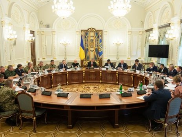 Украина вводит   военное  положения