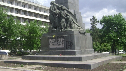 В Кишиневе осквернен памятник Героям-комсомольцам