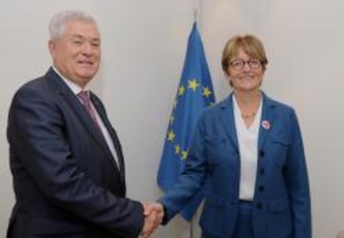 Владимир Воронин в Брюсселе, но мысленно с протестующими