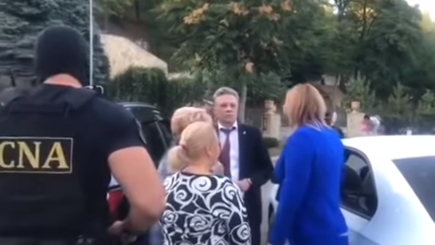 Видео задержания Марины Таубер и Регины Апостоловой