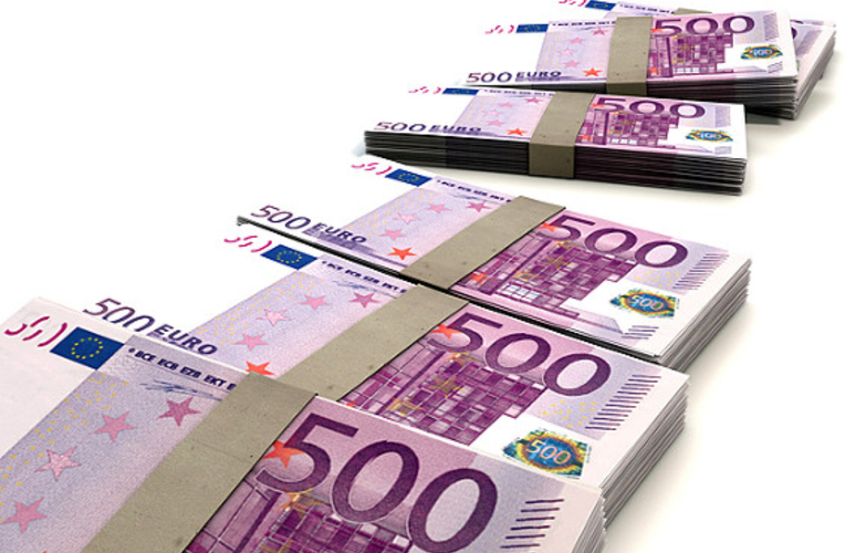 Средняя зарплата в Латвии превысила 1000 евро