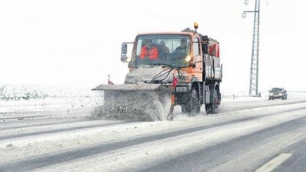 Спецтехника и рабочие усиленно борются с гололедом на дорогах Молдовы