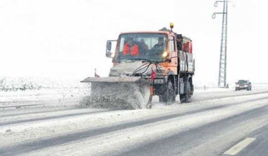 Спецтехника и рабочие усиленно борются с гололедом на дорогах Молдовы