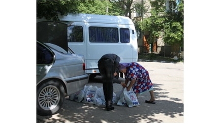 Демпартия вновь вспомнила о добрых традициях девяностых – рис, колготки, носки и консервы…
