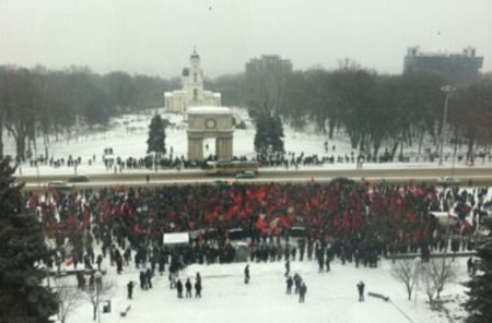 Коммунисты протестуют против 