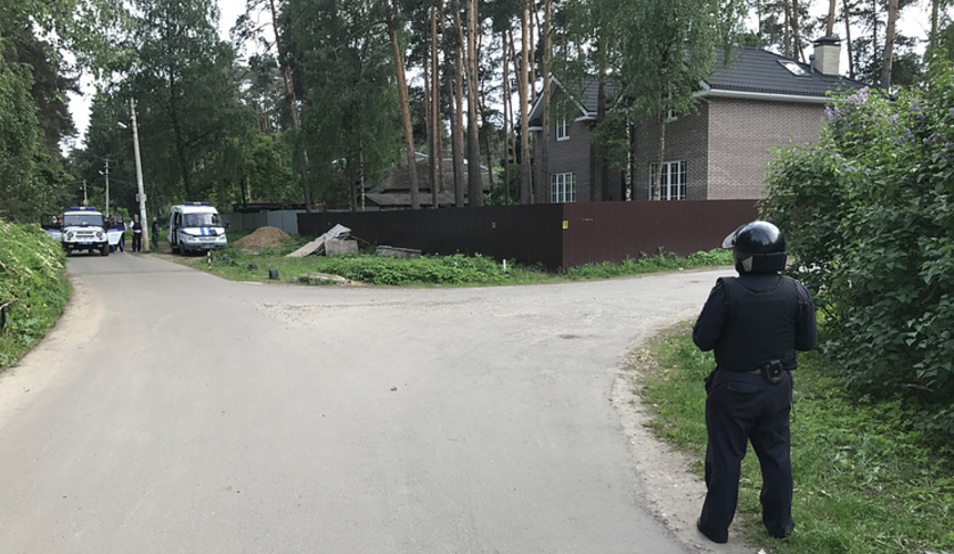 В подмосковном поселке мужчина из окна расстреливает прохожих, есть погибшие