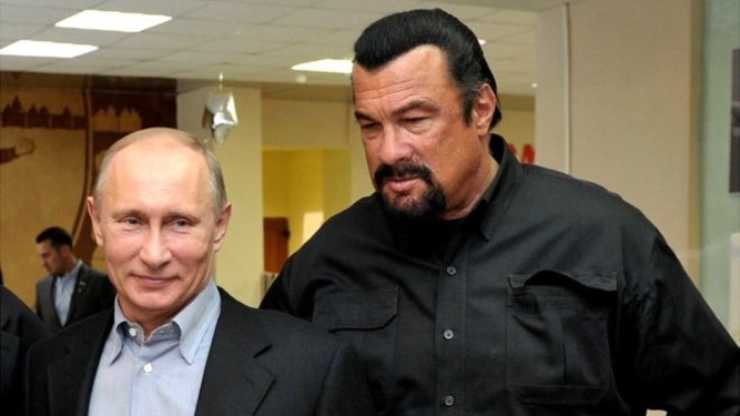 Стивену Сигалу могут дать российский диппаспорт, но это не спасет его от уголовного дела за домогательства