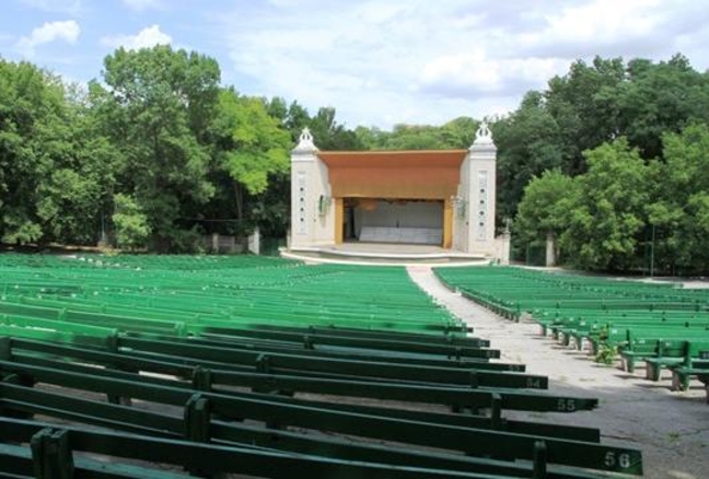 В Хынчештах состоялось открытие зелёного театра