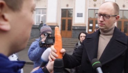 Арсению Яценюку вручили морковку