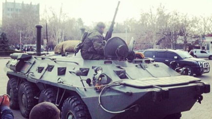 Аэропорт под Севастополем перекрыли 300 военных с автоматами