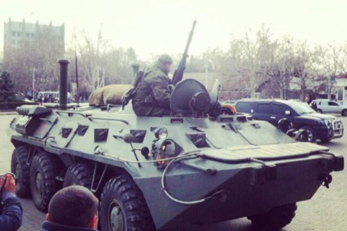 Аэропорт под Севастополем перекрыли 300 военных с автоматами