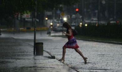 Синоптики обещают на сегодня  сильный ветер и дождь с градом
