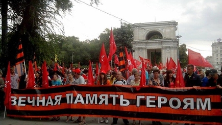 Социалисты провели марш и возложение цветов в честь освобождения Молдовы от фашизма