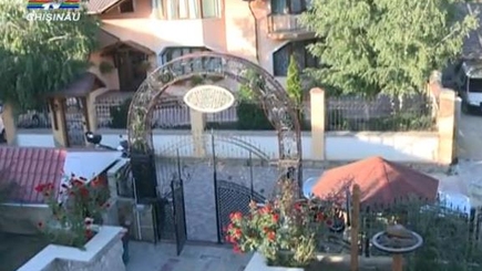 Епископ Маркел пустил журналистов в свое скромное жилье