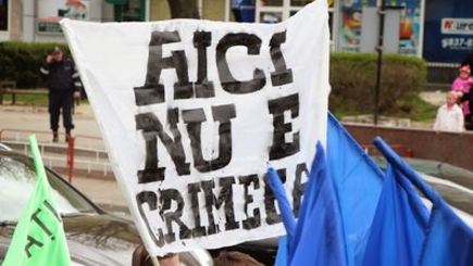 В Кишинёве протeстующие сожгли портрет Путина