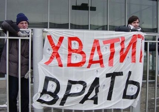 Старые попугаи, кричащие из ветвей ТВ-шоу