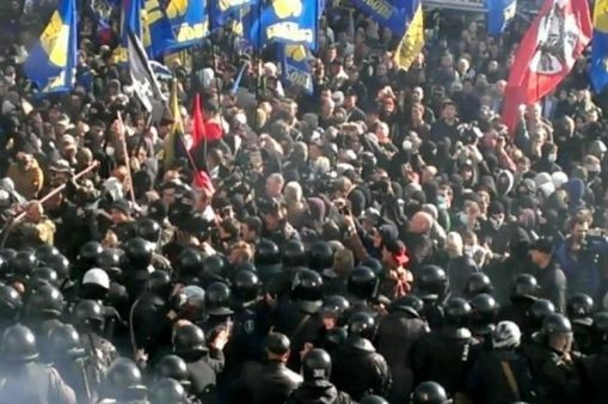 Возле здания Рады произошли массовые столкновения