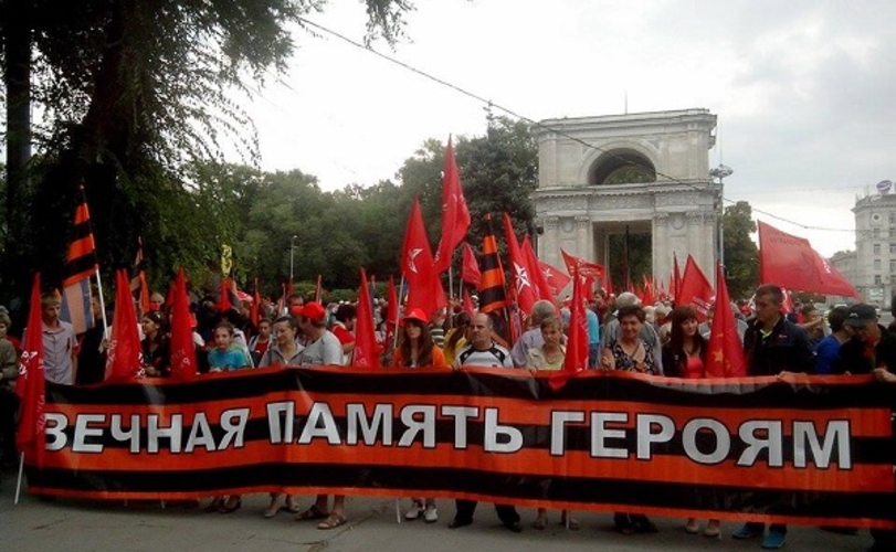 Социалисты провели марш и возложение цветов в честь освобождения Молдовы от фашизма