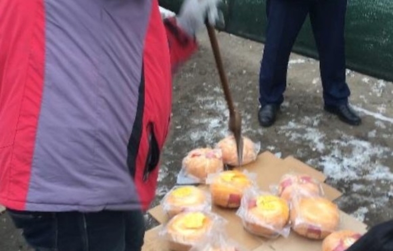 В Москве полицейские порубили ломом санкционные французские сыры