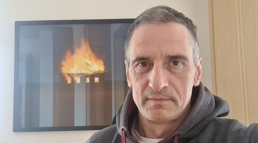 В глазах стоят руины украинских городов, а в ушах крики раненых, плач матерей и изумленный матерок тех, кто снимает это на видео