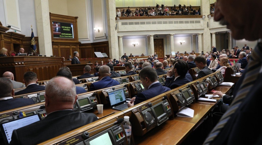 Рада ввела военное положение в ряде регионов Украины