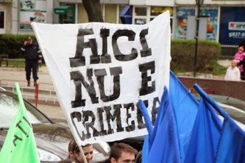 В Кишинёве протeстующие сожгли портрет Путина