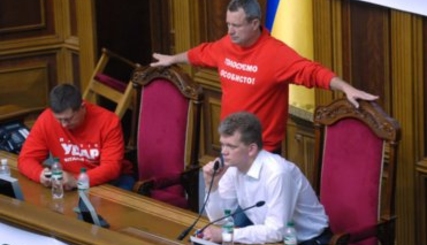 Депутаты из фракции УДАР провели вторую ночь в парламенте