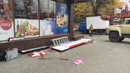 В Кишиневе на девушку упал 200-килограммовый рекламный щит