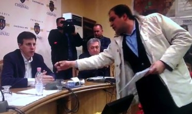 Чебан облил Киртоакэ водой