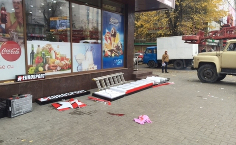 В Кишиневе на девушку упал 200-килограммовый рекламный щит