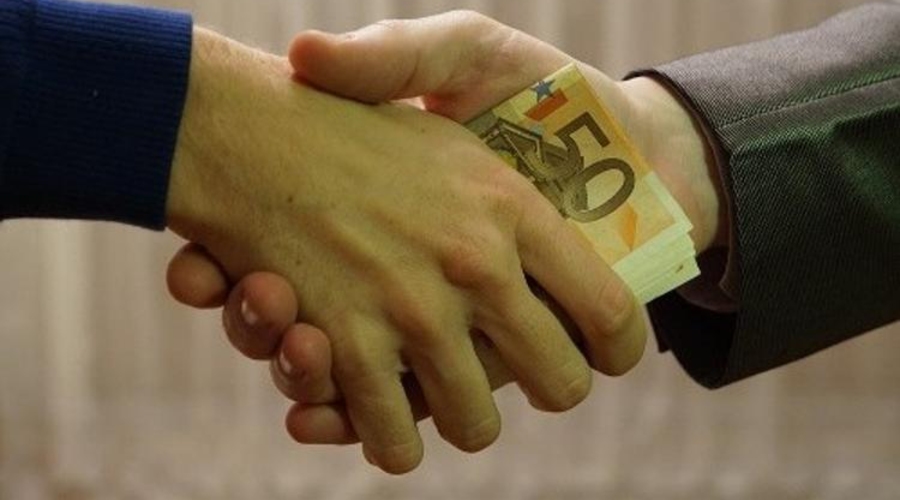 Таможенники попались на взятках