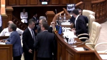 Депутат-коммунист Александр Петков ударил Сергея Сырбу на заседании парламента